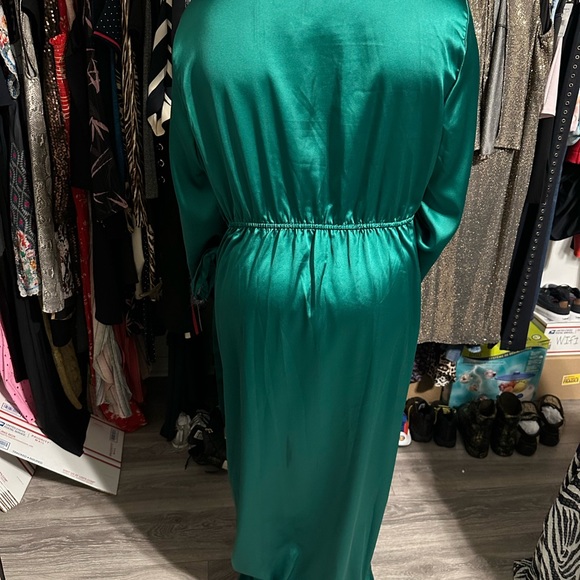 akria Intimates & Sleepwear Akria Emerald Green Satin Robe Plus